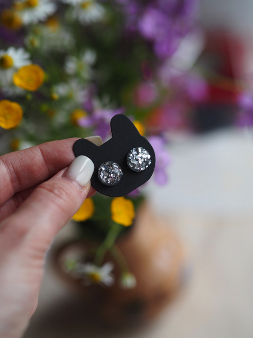 Stříbrné třpytivé glitter kulaté náušnice — foto 1