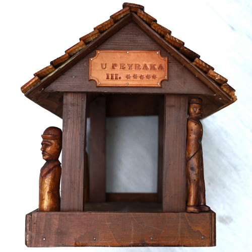 Vyřezávaná ptačí budka s figurkami + 2 budky
