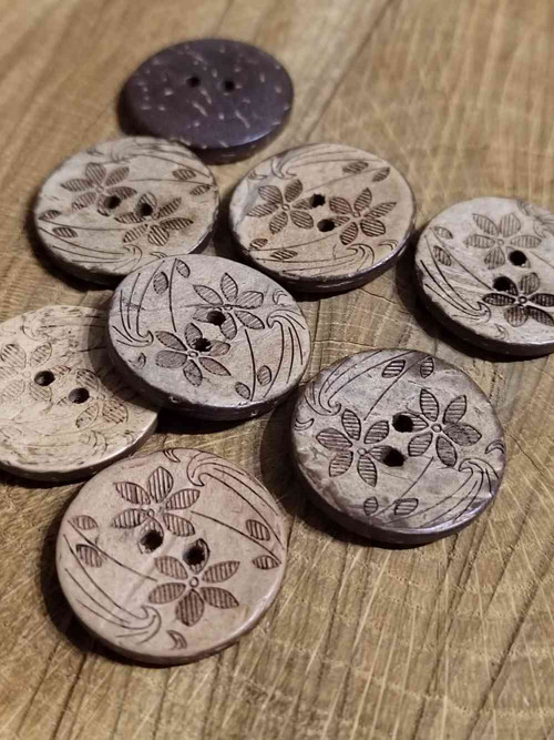 Knoflík dvoudírkový 22 mm kokosový s květy