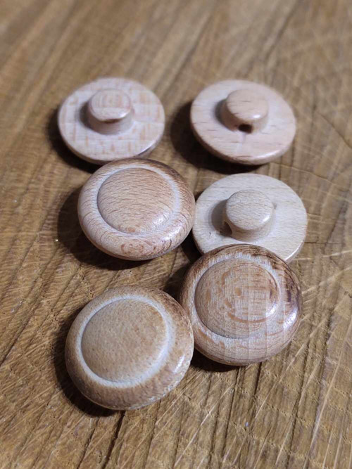 Dřevěný dekorační knoflík 17 mm s krčkem