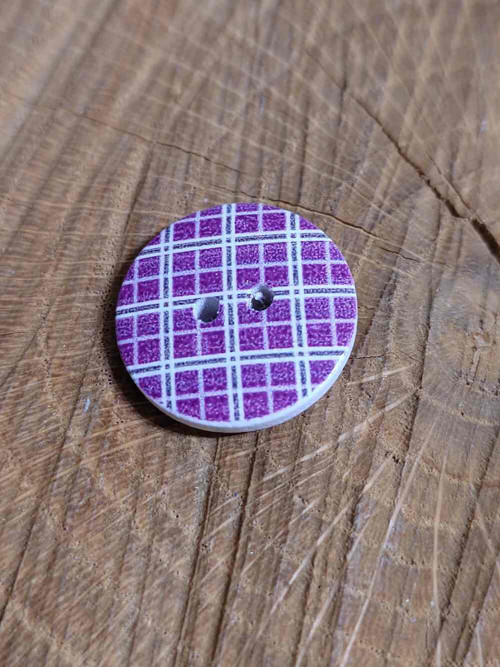 Knoflík dřevěný 20 mm barva fialová