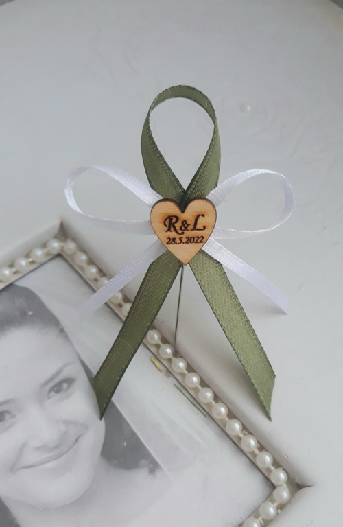 Zelený vývazek a monogramy — foto 1