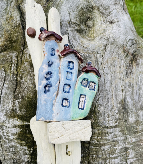 Kramika A Driftwood, Domečky S Poličkou