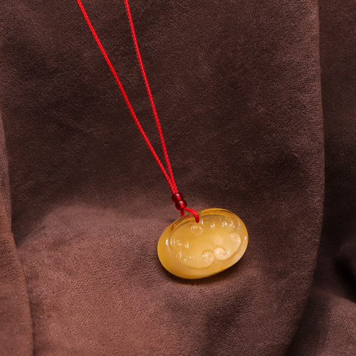 Jantarový přívěsek s magickým ornamentem