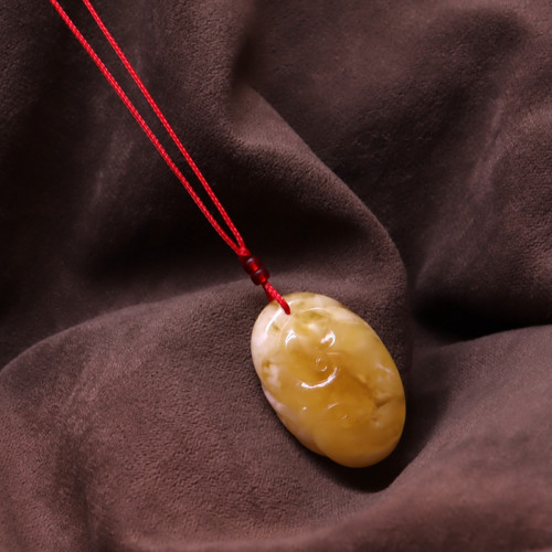 Jantarový přívěsek s magickým ornamentem