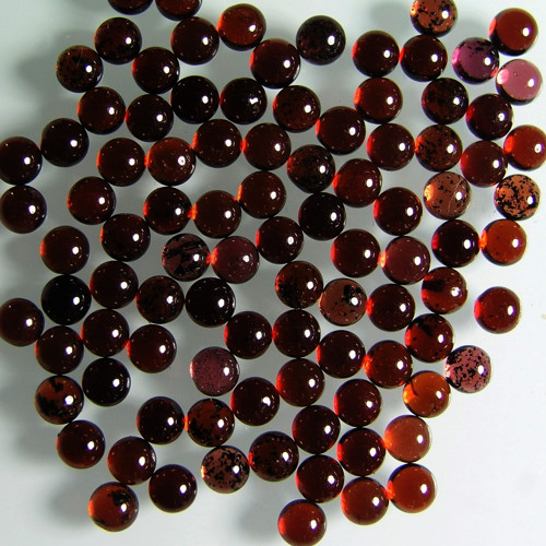Červený Granát, kabošon, 3,3x3,3 mm, jeden kus