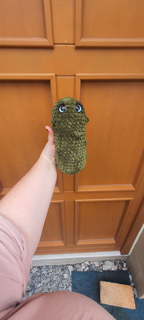 Háčkovaná okurka nakládačka, 23 cm, squshi