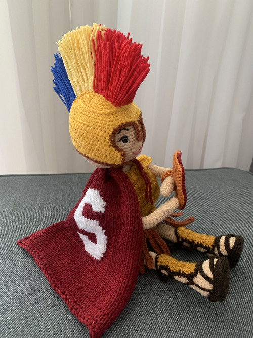 Háčkovaná pohyblivá figurka maskot říman