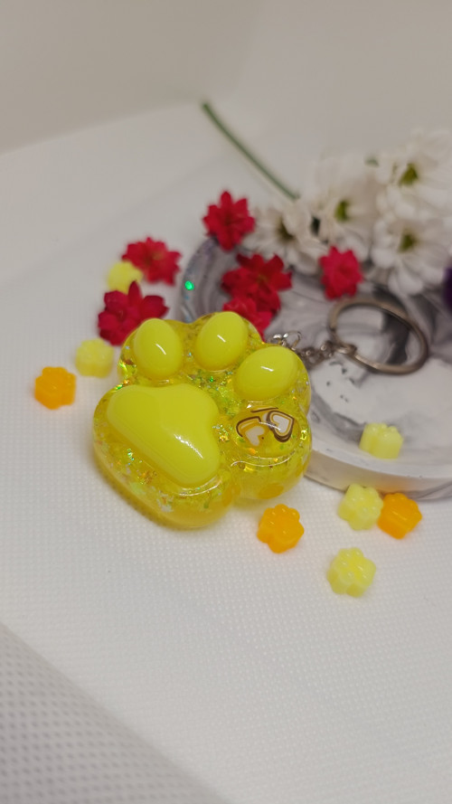 Paw Yellow Heard