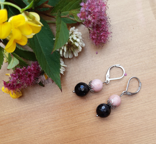 Onyx s rodonitem