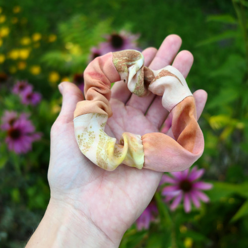 Gumička scrunchie cupro, přírodně barvená XIII.