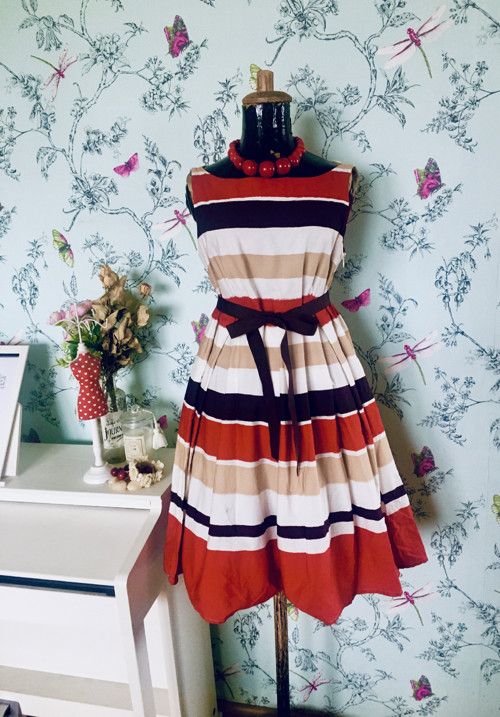 Šaty proužky v retro looku — foto 1