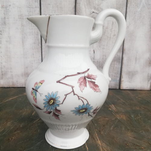 Starobylý porcelánový džbánek, konvice.