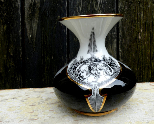 Dívky...porcelánová vázička László Jurcsák