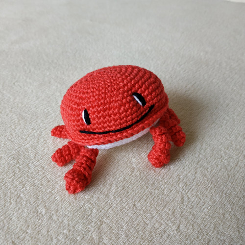 Červený háčkovaný krab