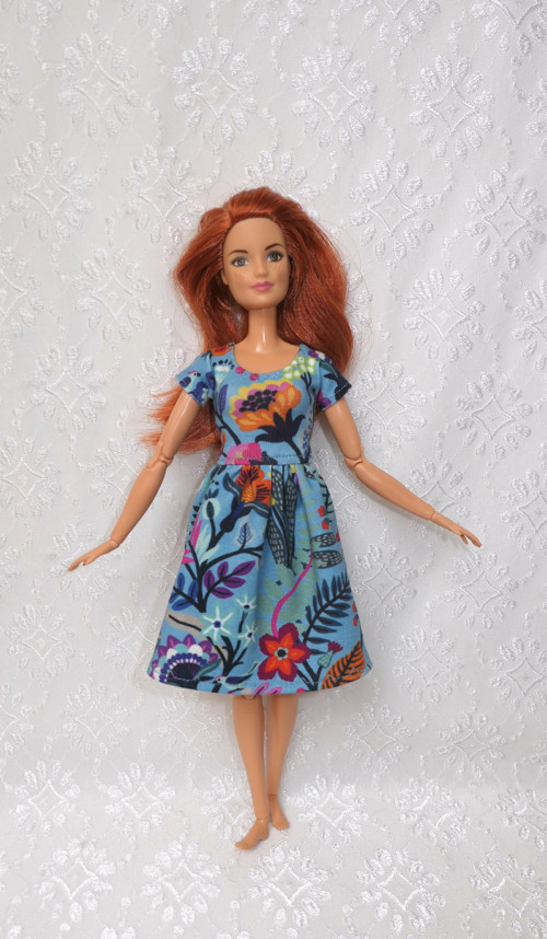 Úpletové šaty pro Barbie — foto 1