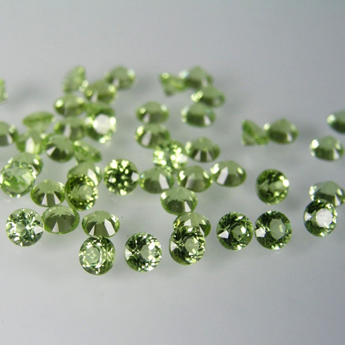 Přírodní zelené Olivíny, 3x3 mm, 1 kus.