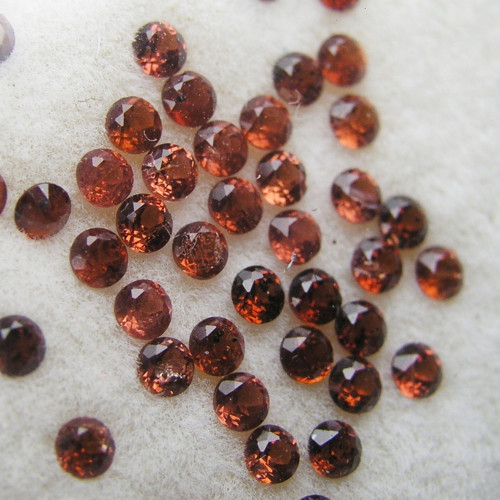 Broušené oranžově červené Granáty, 2x2 mm, 1. kus
