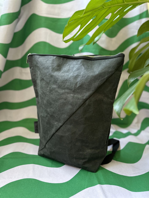 Papírový batoh symetric simple // matte black