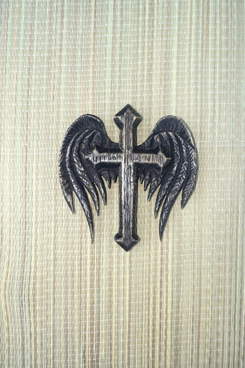Kříž a andělská křídla