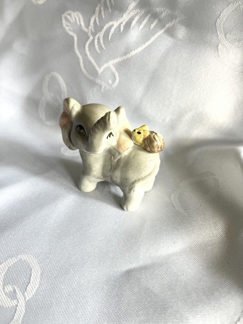 Miniatura slůněte se zajíčkem