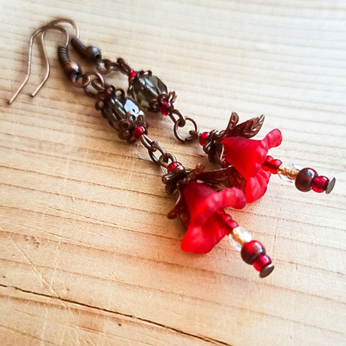 Ketlované vintage náušnice "Red trumpet flowers"
