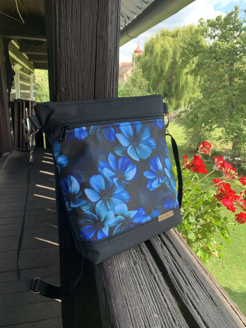 Crossbody kabelka - Modré květy na černé