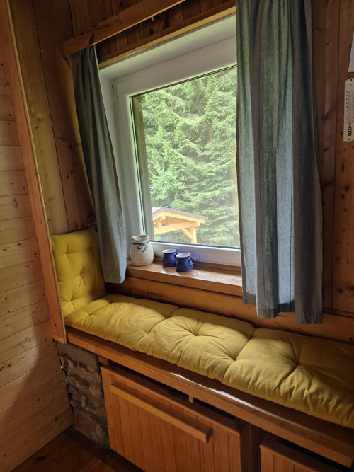 Sedák pod okno, okrový puntík, šití na míru