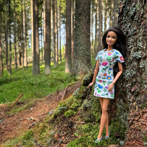 Šaty s kytičkami pro Barbie