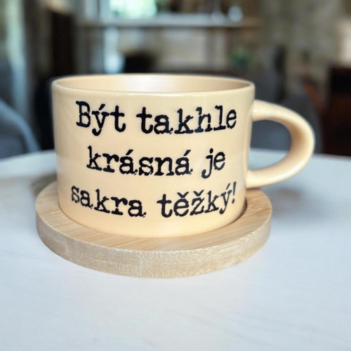 Hrnek s podšálkem Být takhle krásná je sakra těžký