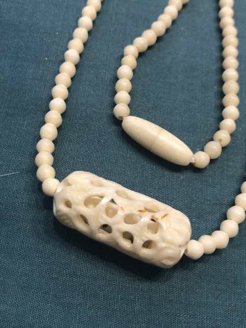 Starožitný náhrdelník Art Deco vyřezávaná kost