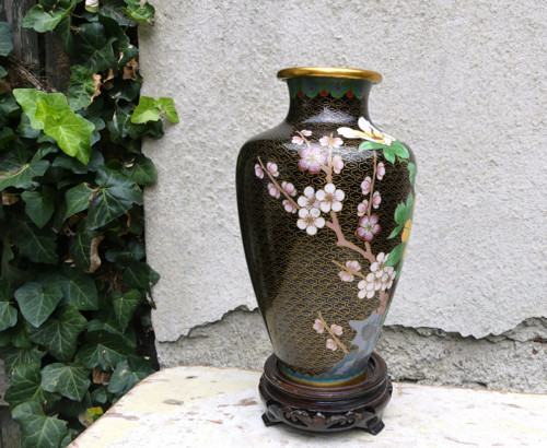 Rozkvetlá...váza cloisonne na dřevěném podstavci