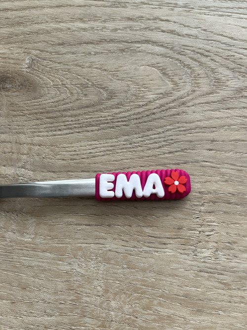 Lžička se jménem EMA a kytičkou