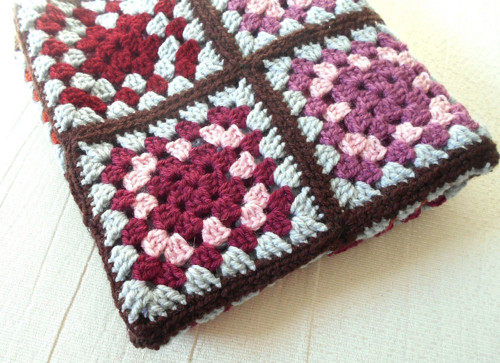 Háčkovaná deka babiččiny čtverce 80/54 cm
