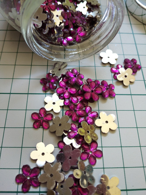 Broušené plastové květy - fuchsiová
