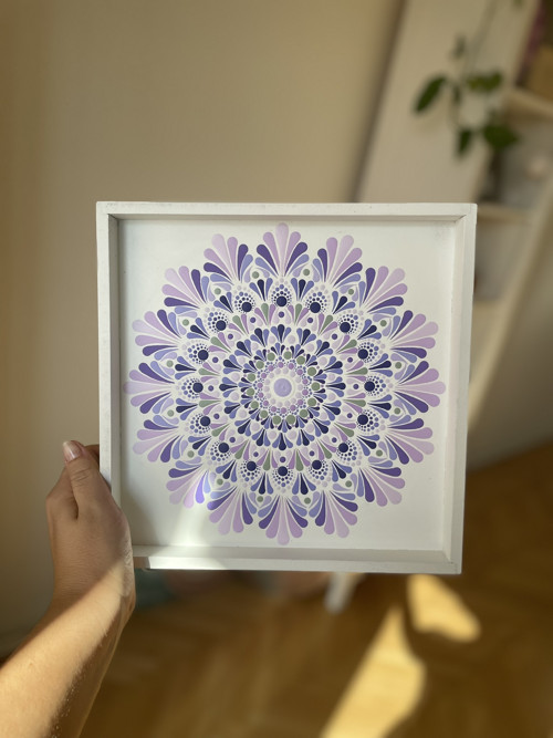 Ručně tvořená mandala v dřevěném rámu — foto 1