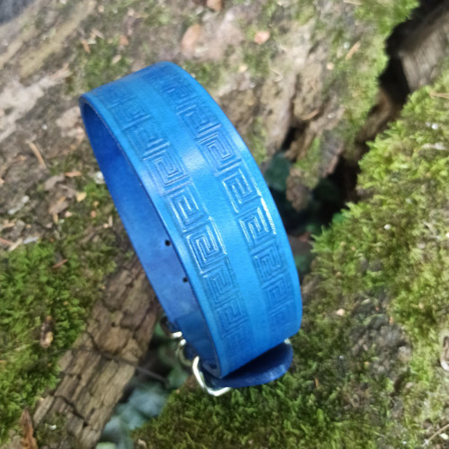 Kožený obojek 40 mm modrý meandr — foto 1