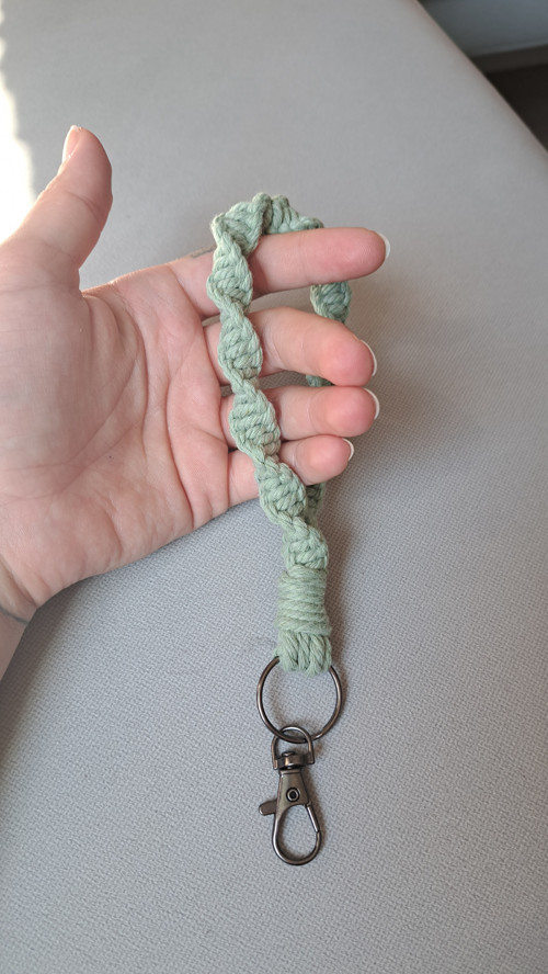 Macrame závěsný přívěsek TWIST - světle zelená