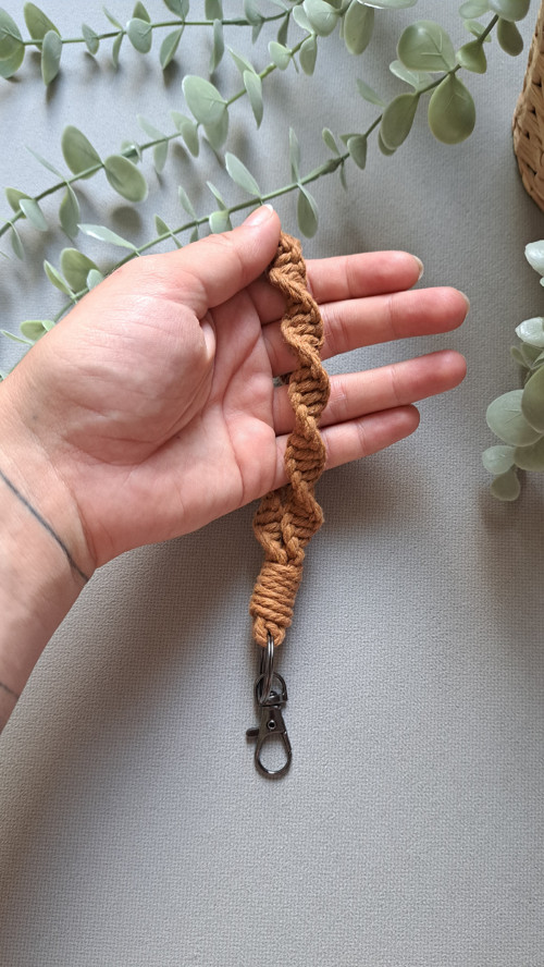 Macrame závěsný přívěsek/klíčenka TWIST - hnědá
