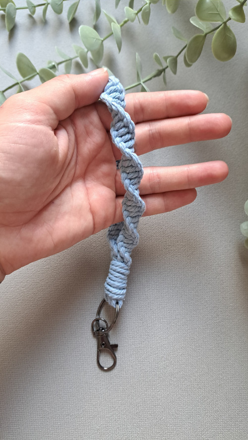 Macrame závěsný přívěsek/klíčenka TWIST - modrá