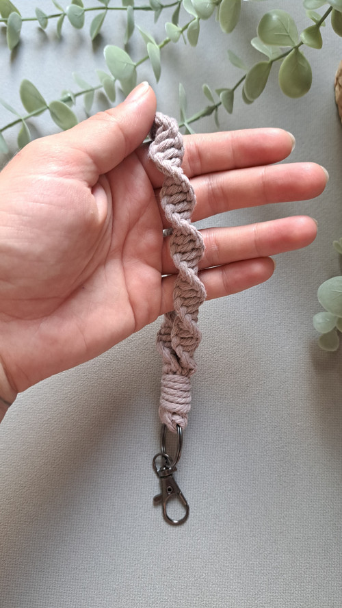 Macrame závěsný přívěsek/klíčenka TWIST - fialová