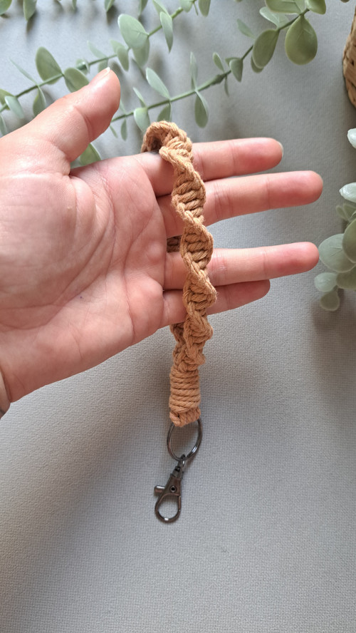 Macrame závěsný přívěsek TWIST - světle hnědá