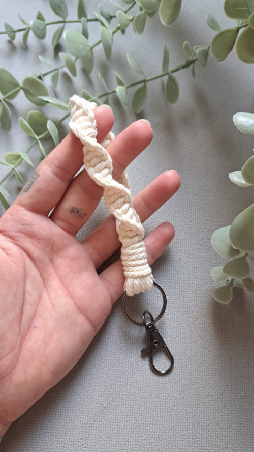 Macrame závěsný přívěsek/klíčenka TWIST - bílá