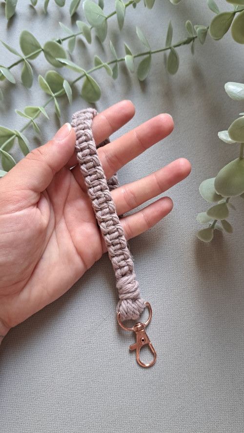 Macrame závěsný přívěsek/klíčenka - různé barvy