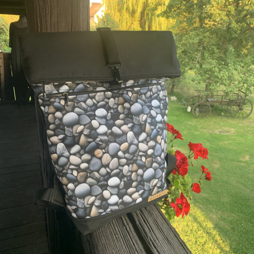 Kamínky + přední kapsa na zip — foto 1