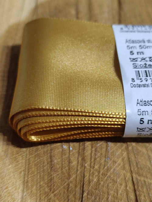 Atlasová stuha oboulící svazky po 5 m šíře 50 mm