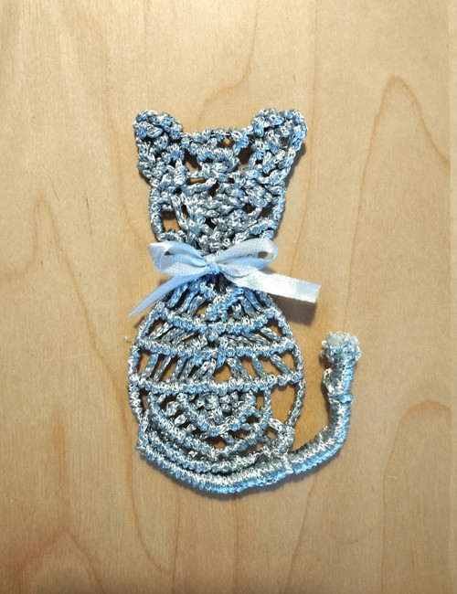 Macramé kočka stříbrná s mašličkou