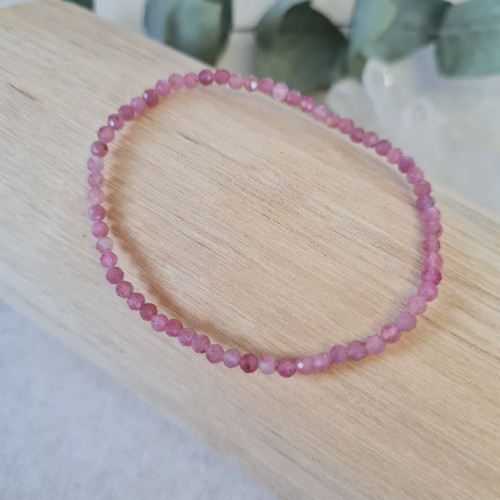 Rubelit náramek broušený 3 mm (láska, ženství)