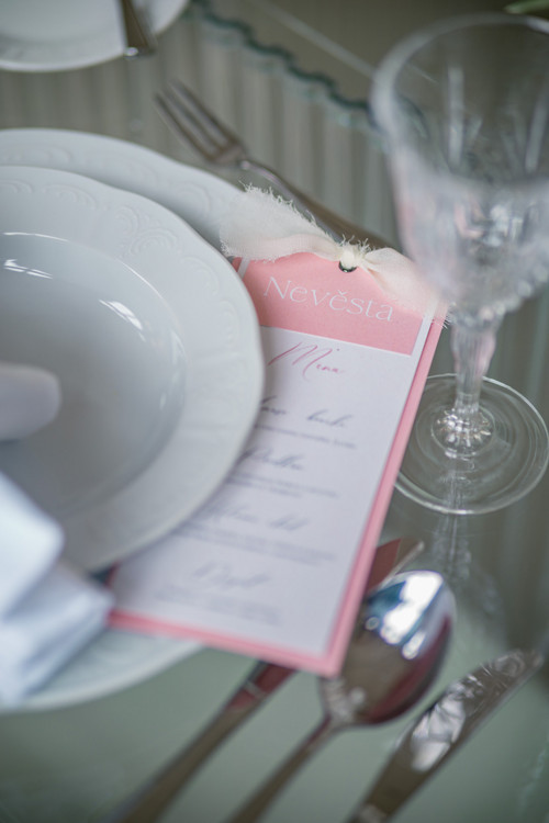 Svatební menu s jmenovkou a mašlí