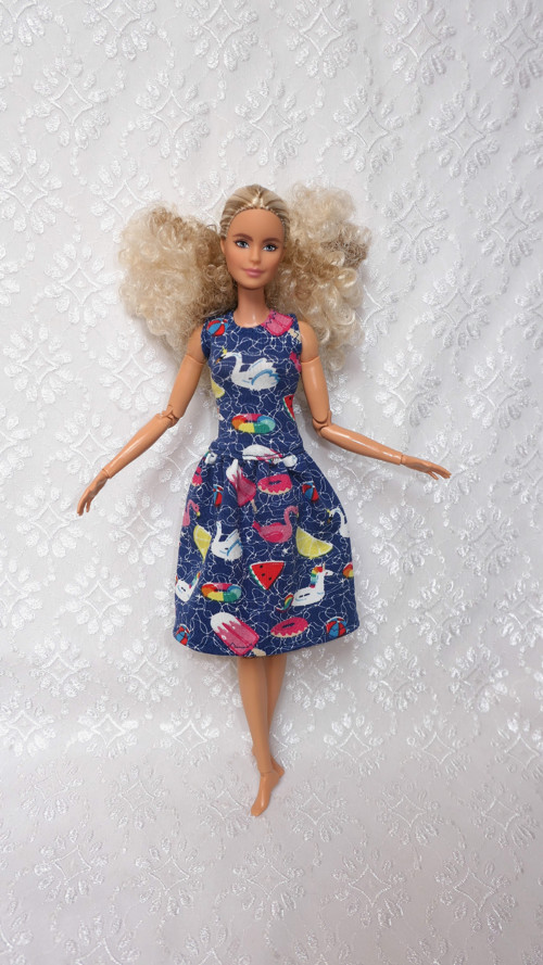Úpletové šaty pro Barbie — foto 1